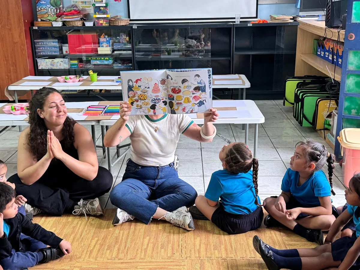 RINCÓN DE HISTORIAS: BIBLIOTECA Y TALLER DE ARTE MÓVIL — foto 2 de 6