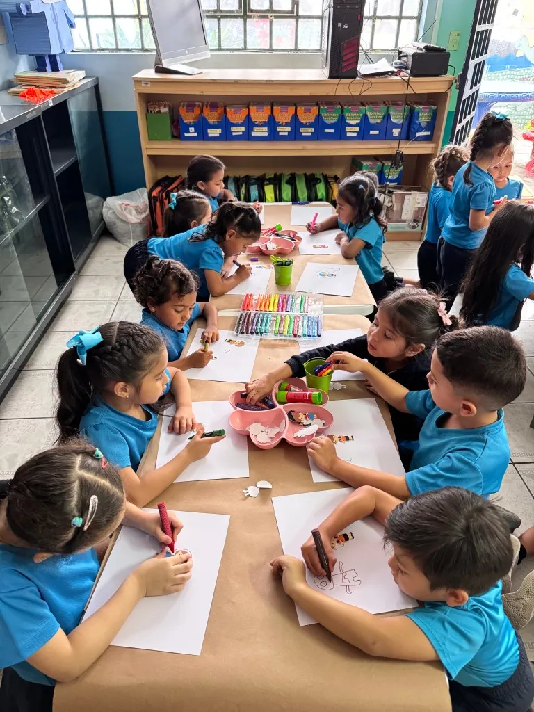 RINCÓN DE HISTORIAS: BIBLIOTECA Y TALLER DE ARTE MÓVIL — foto 1 de 6