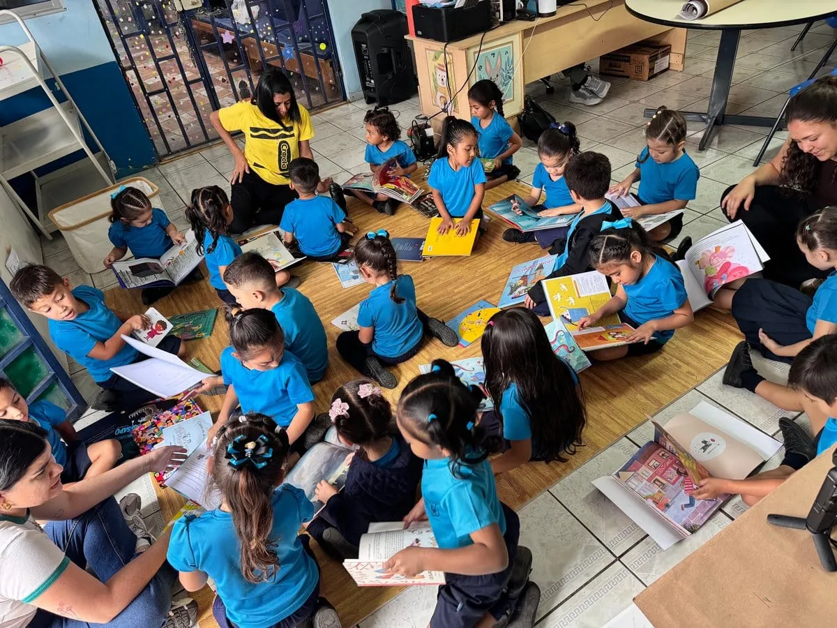 RINCÓN DE HISTORIAS: BIBLIOTECA Y TALLER DE ARTE MÓVIL — foto 4 de 6