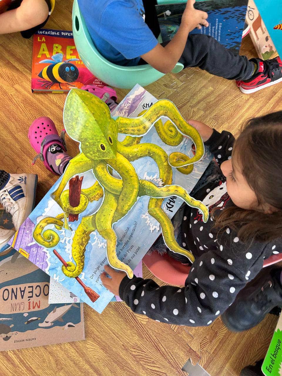 Libro de pop-up con un pulpo gigante durante la lectura libre