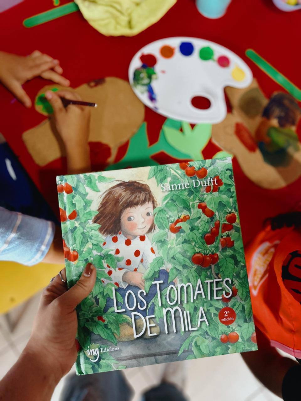 Libro Los Tomates de Mila, parte de la colección curada de la biblioteca móvil